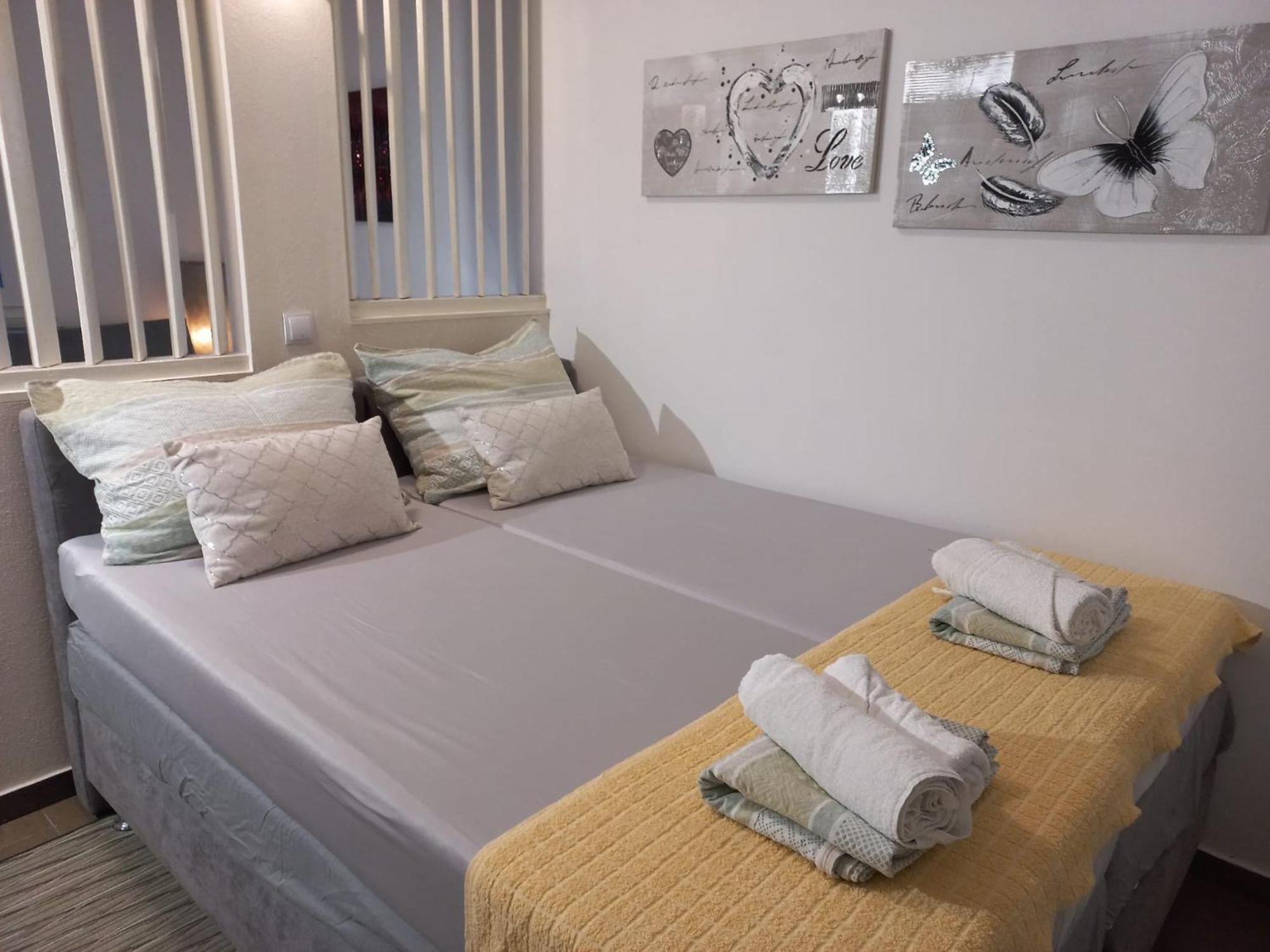 PUY Studio Apartment With Pool מראה חיצוני תמונה